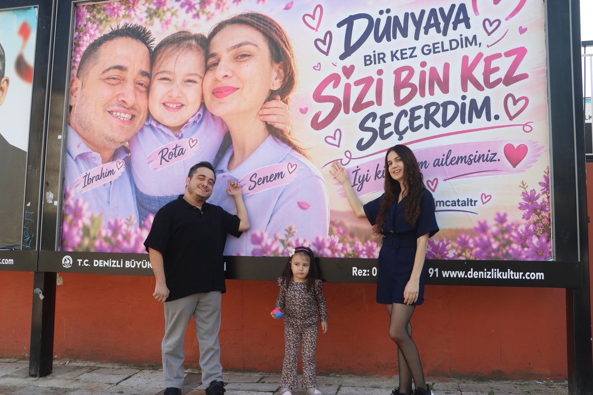 Denizli'de İbrahim Çatal eşine ve kızına sevgisini üç billboardla gösterdi