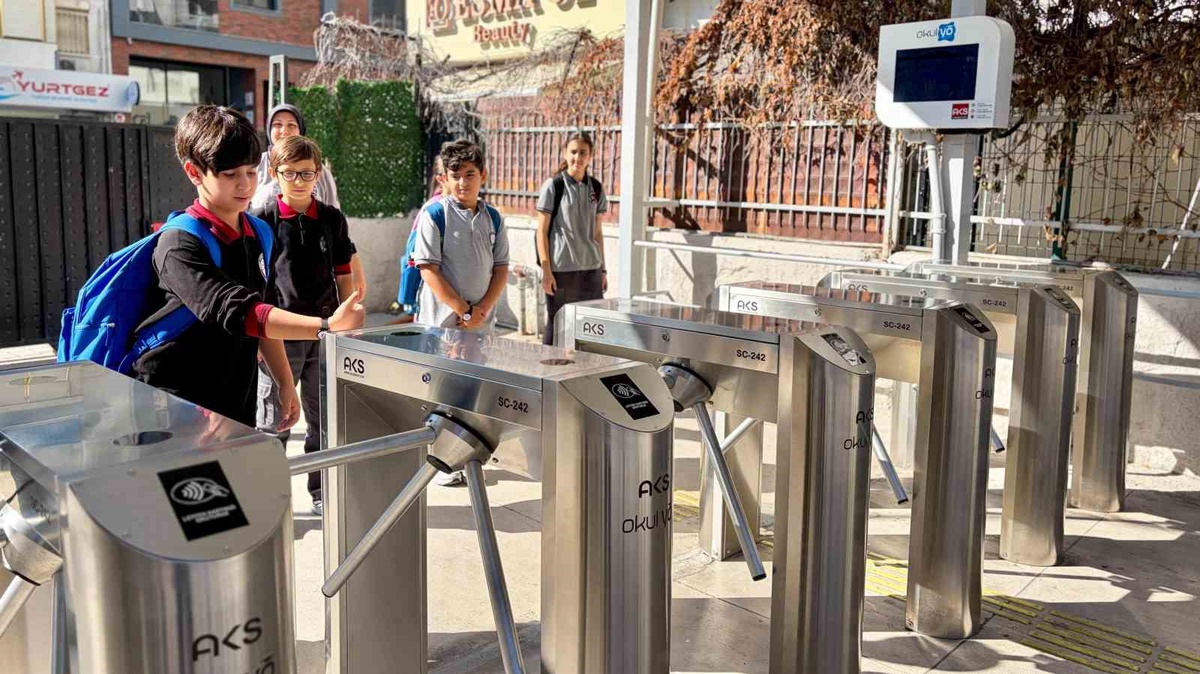 İzmir Karşıyaka'da bir ortaokula kameralı turnike kuruldu, veliler anlık izliyor