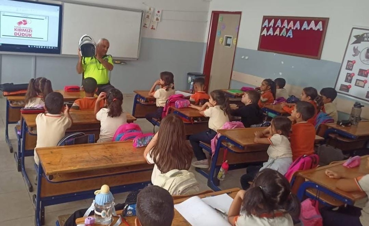Kilis Emniyet Müdürlüğü 4 okulda öğrencilere trafik güvenliği eğitimi verdi