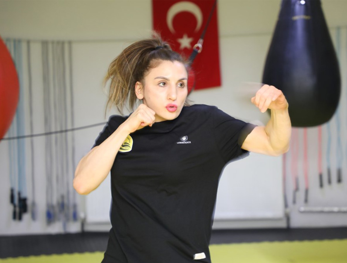 ŞAMPİYON SPORCUMUZ SON HAZIRLIKLARINI YUVASINDA TA... Bayburt Belediyesi Tuğra Boks Spor Kulübü sporcusu, Dünya Şampiyonu milli boksör Elif Nur Turhan gecesi ABD’nin Teksas eyaletinde Alycia Baumgardner ile karşı karşıya gelecek. Baybur