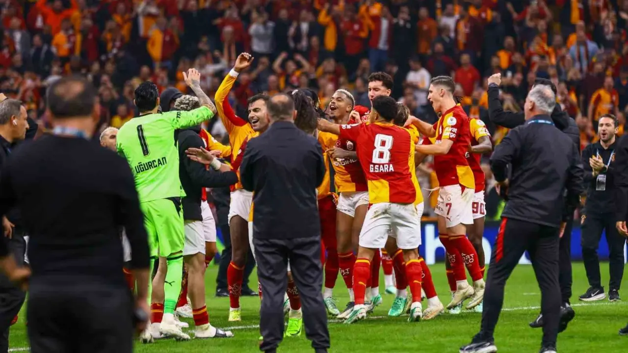Dursun Özbek'ten derbi sonrası takıma büyük Jest! Futbolcular primi duyunca havalara uçtu