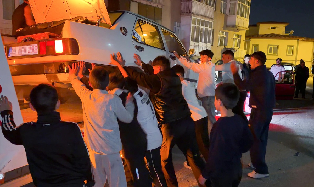 Erzurum'da 14 araçlık konvoyla kız istemeye giden Şahin, mahalleliden özür diledi