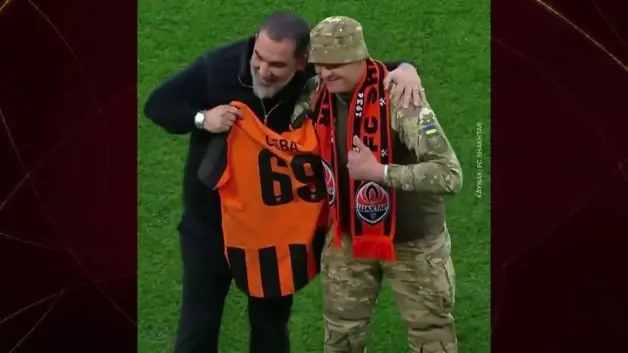 Arda Turan'dan maç öncesi forma takdimi! Kolunu kaybeden askere sahada forma verdi!