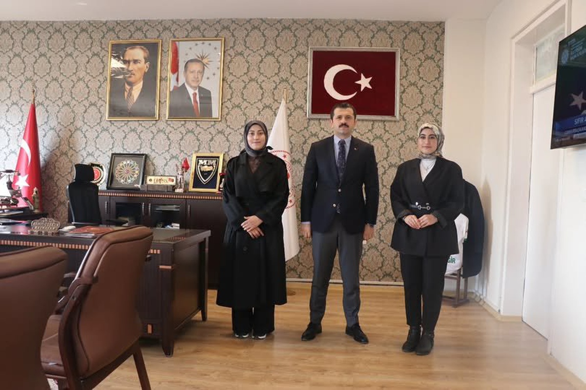 Ağrı Tutak Kaymakamı Coşkun, en çok kitap okuyan öğrenciyi makamında kabul etti
