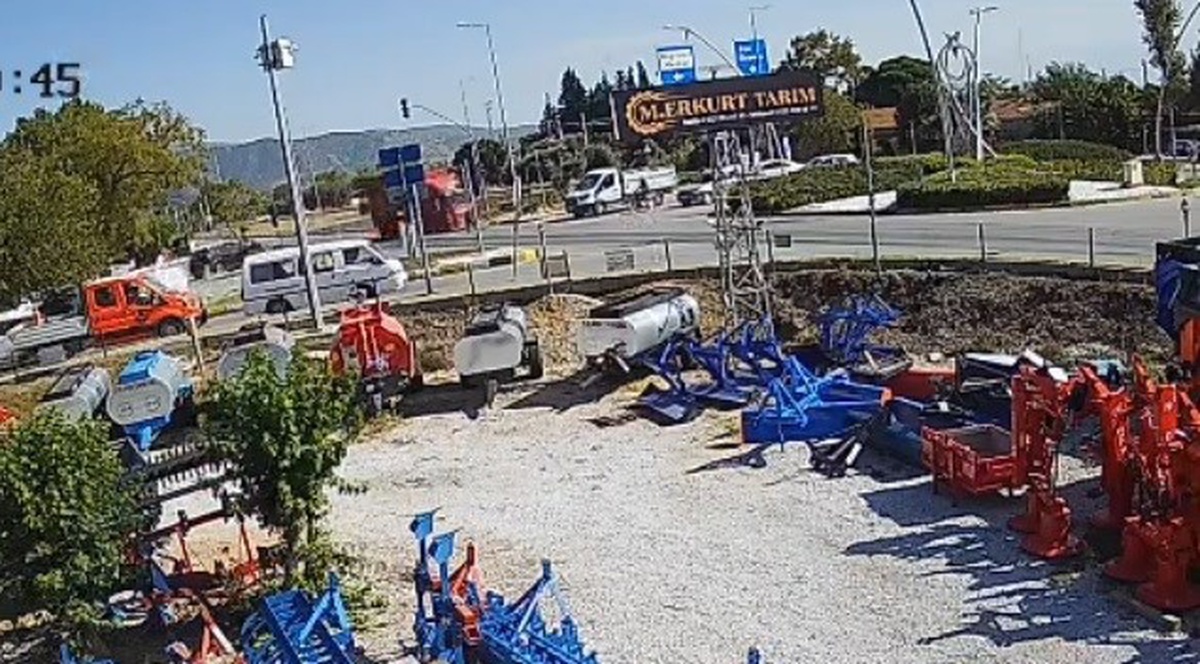 İzmir Bayındır'da kamyonetin çarptığı kadın tekerleklerin altında kalmaktan kurtuldu