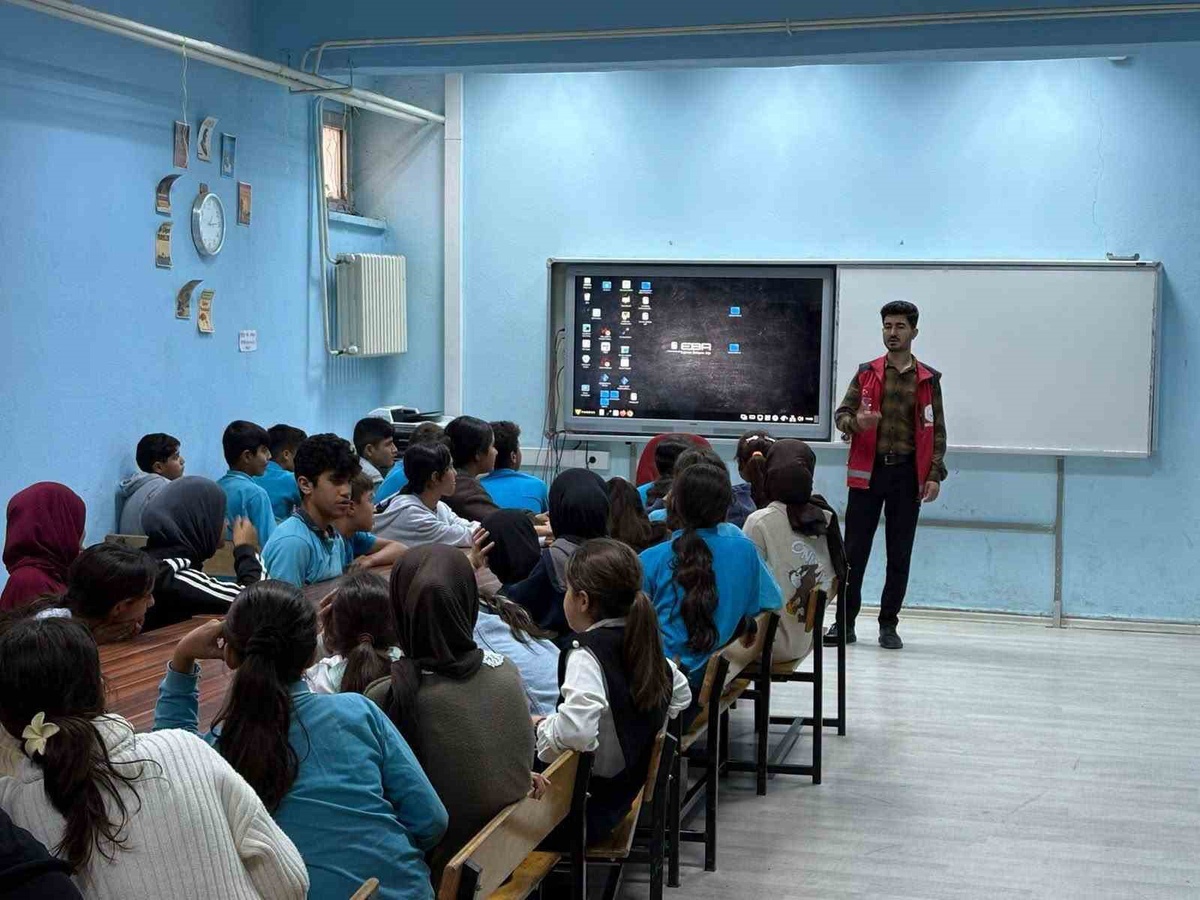 Adıyaman Besni'de velilere kumar bağımlılığı, öğrencilere teknoloji eğitimi verildi