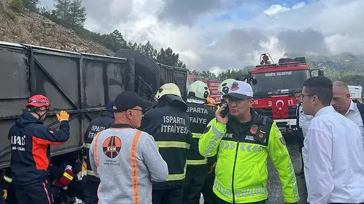 Son dakika... Antalya kara yolunda yolcu otobüsü devrildi! Ölü ve yaralılar var