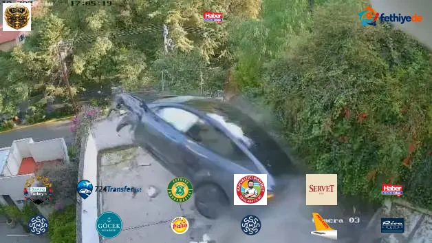 Meksika'da süratli araç kontrolden çıkarak duvardan uçtu