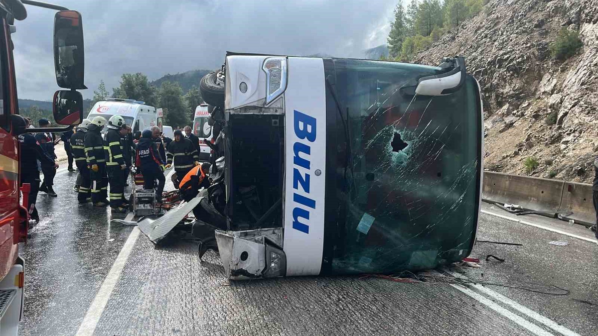 Isparta-Antalya yolunda devrilen otobüste 1 kişi öldü, 7 kişi yaralandı