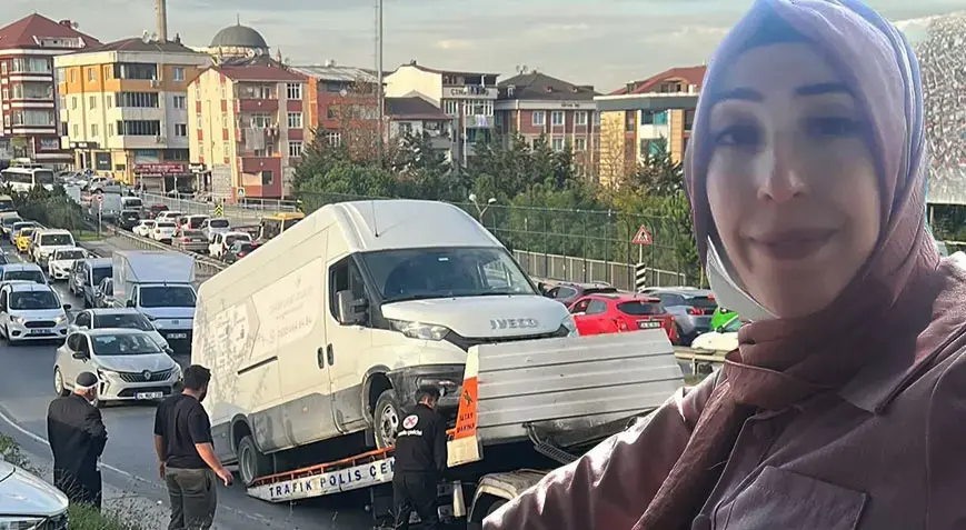 Kaldırımda yürüyorlardı, refleksiyle çocuklarını kurtardı! Anne devrilen minibüsün altında can verdi