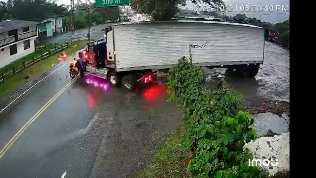 Kolombiya'daki feci kazada tıra çarpan motosikletteki aile yola savruldu