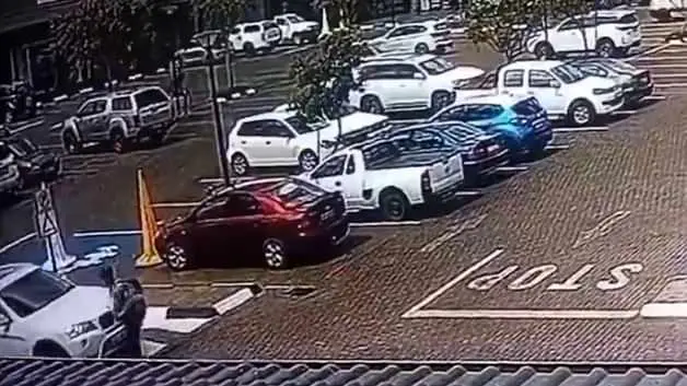 Alışveriş merkezi önünde polisi ezen sürücü cinayetle suçlanıyor