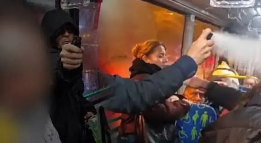 Kadıköy'de otobüste biber gazı paniği: Yumruk attı, gaz sıktı, kaçtı