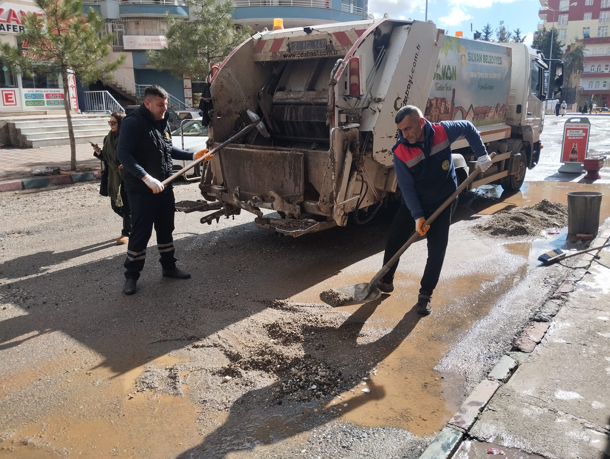 Yoğun yağış sonrası sokaklarda temizlik çalışması