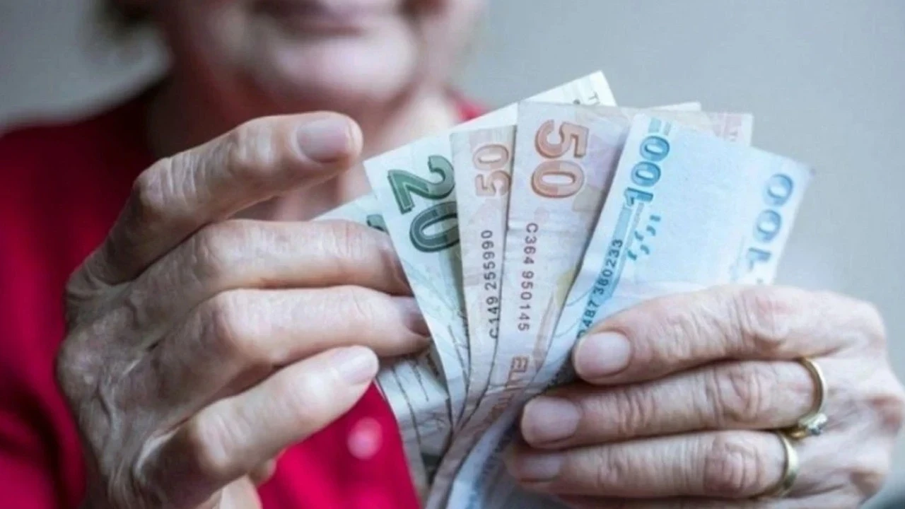 Emekli zammında yeni formül: 65 yaş üstüne farklı artış gündemde! EMkliye ne kadar zam yapılacak? En düşük emekli aylığı ne kadar olacak? Refah payı olacak mı?