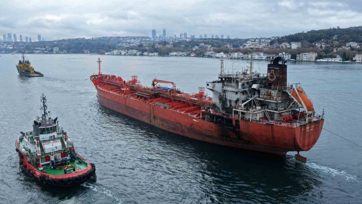 Dronla vurulan tanker İstanbul Boğazı'ndan geçti! Boğaz gemi trafiğine çift yönlü kapatıldı