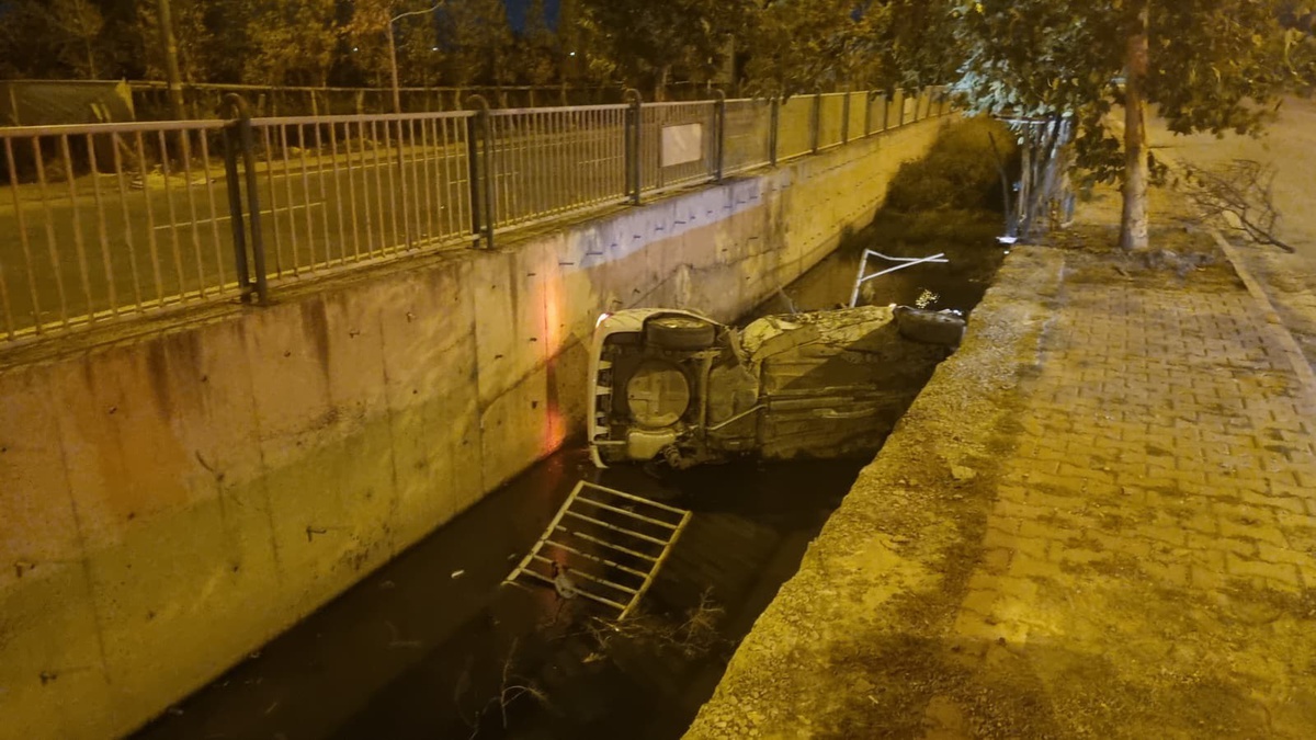 Kayseri Melikgazi'de kontrolden çıkan otomobil kanala uçtu, 2 kişi yaralandı