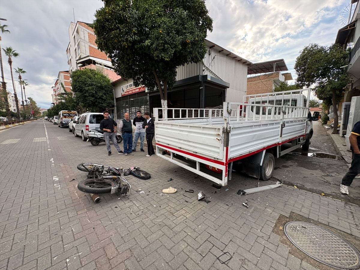 Aydın Nazilli'de 16 yaşındaki motosiklet sürücüsü kamyonetle çarpışıp ağır yaralandı