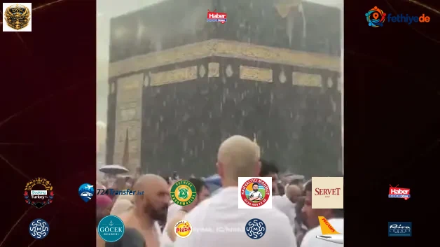 Kabe'de Müslümanlar sağanak altında tavaf yaptı