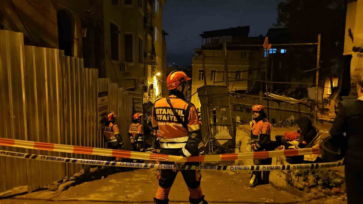 Beyoğlu'nda çöken 5 katlı metruk binada yapılan aramada can kaybı yaşanmadı