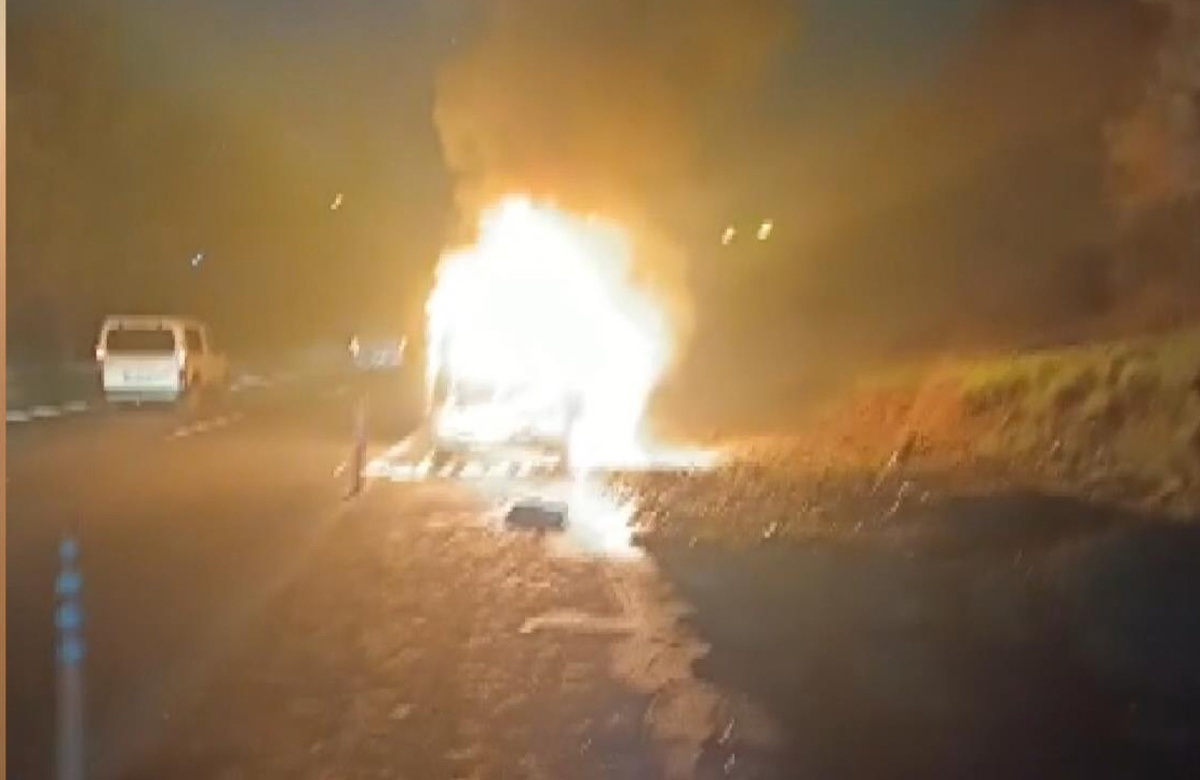 Ümraniye'de TEM bağlantı yolunda araç yandı, sürücü ve arkadaşı ellerinden yaralandı