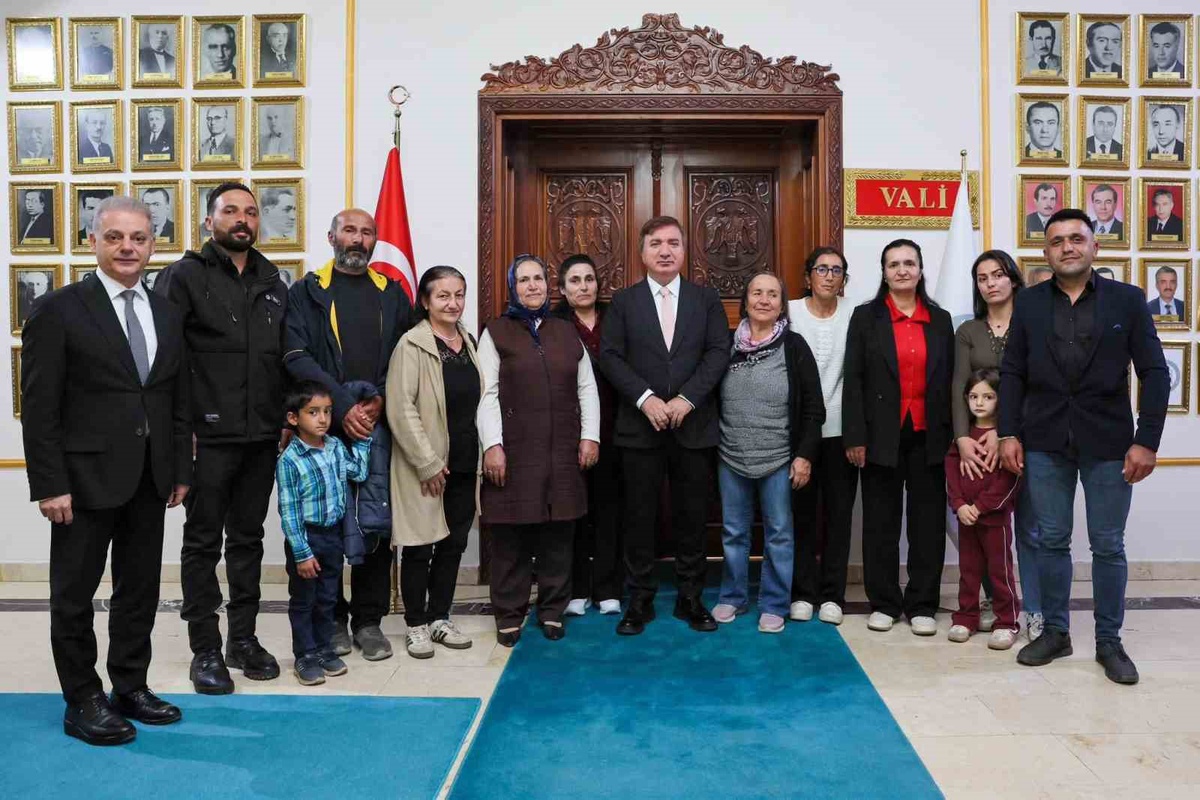 Erzincan Valisi Aydoğdu, Üzümlü'deki Kureyşli Sarıkaya sakinlerini makamında ağırladı