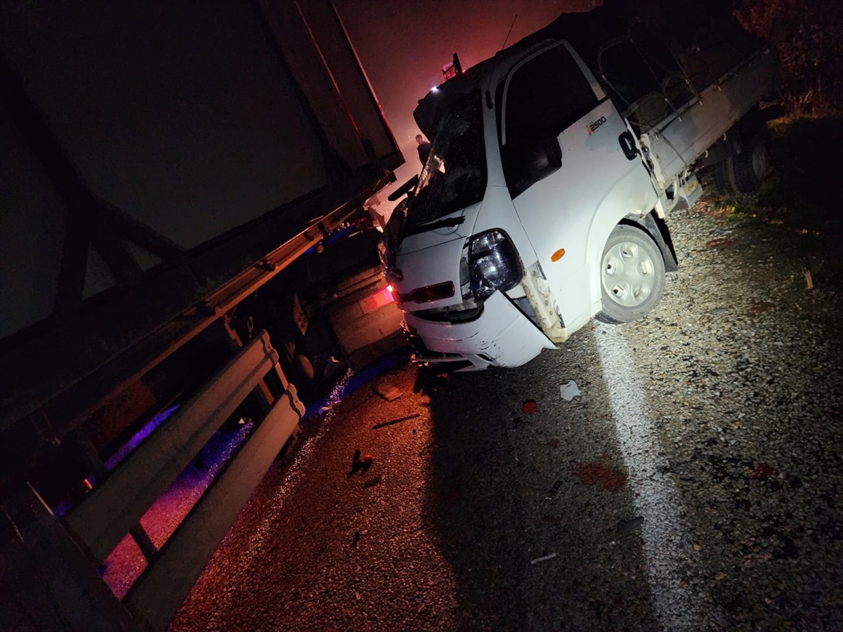 Bursa Yenişehir'de tır ile kamyonet çarpıştı, 2 kişi yaralandı