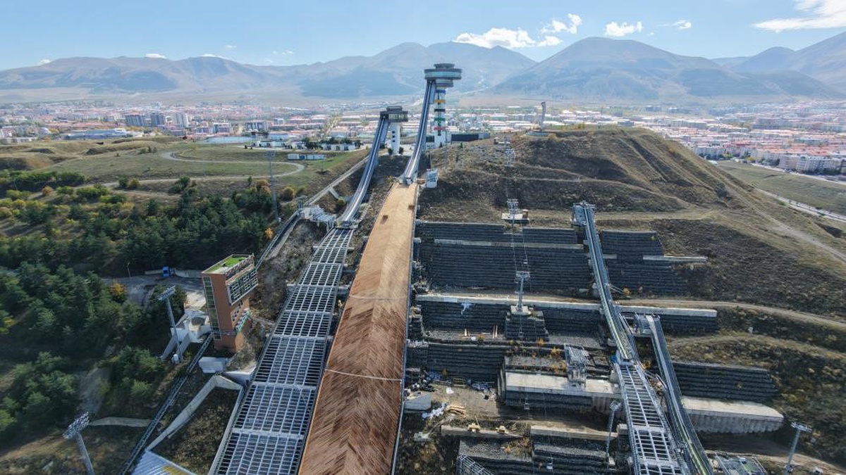 Erzurum Valiliği ilk ve tek kayakla atlama tesisinin pistlerini ahşapla yeniliyor