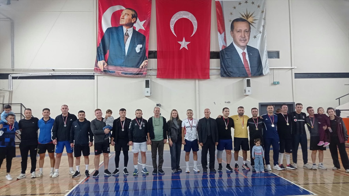 Balıkesir Gömeç'te Cumhuriyet Kupası voleybol finalini İlçe Emniyet Amirliği kazandı