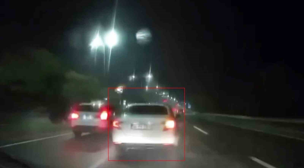 Elazığ'da ıslanan Güney Çevre Yolu'nda makas atan otomobil trafiği tehlikeye attı