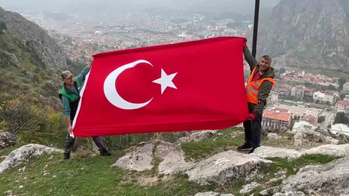 Amasya'da iki kardeş, Çakallar'da 8 torba atık toplayıp Türk bayrağı açtı