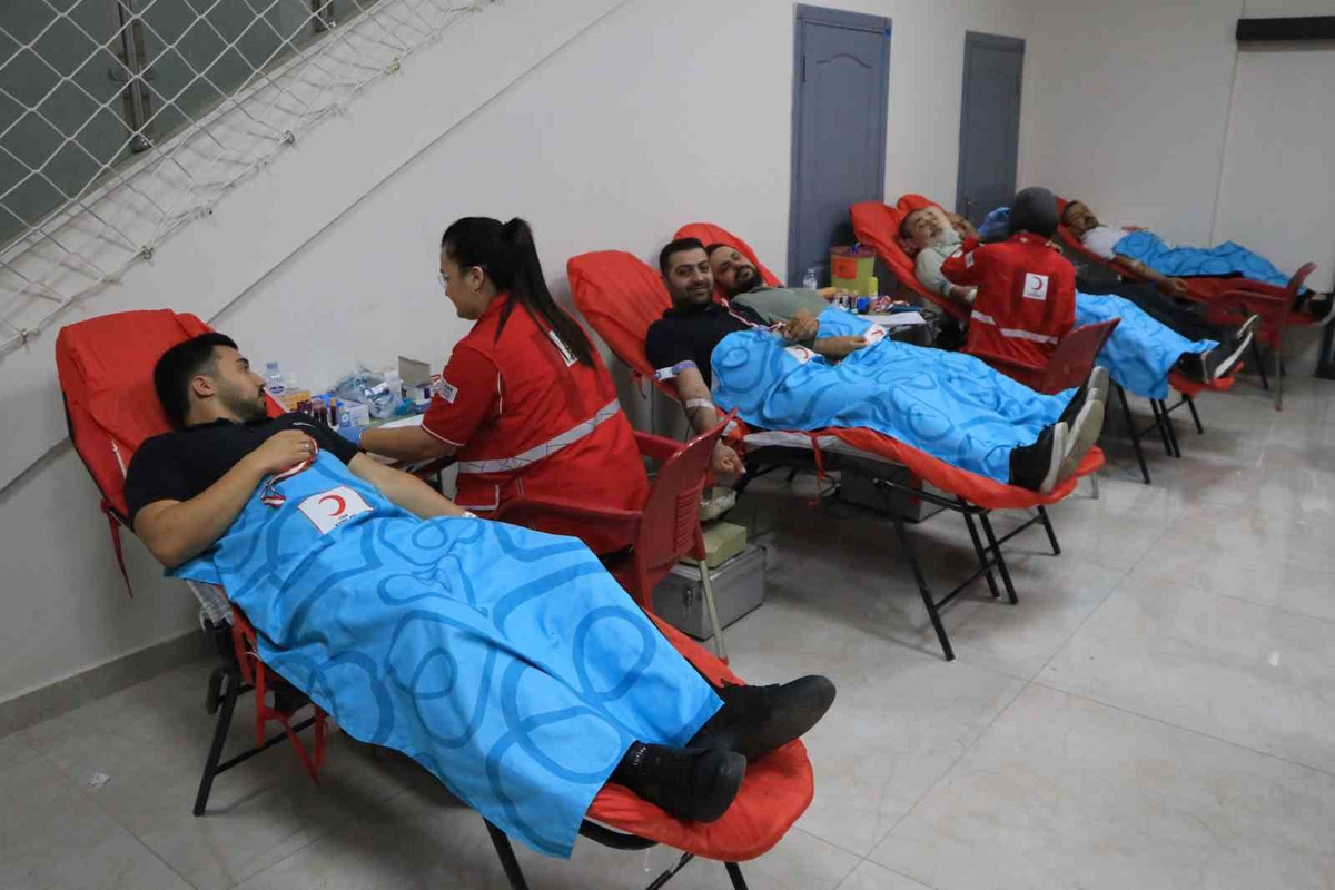 Adana Seyhan'da Kızılay Haftası'nda öğretmen ve veliler kan bağışladı