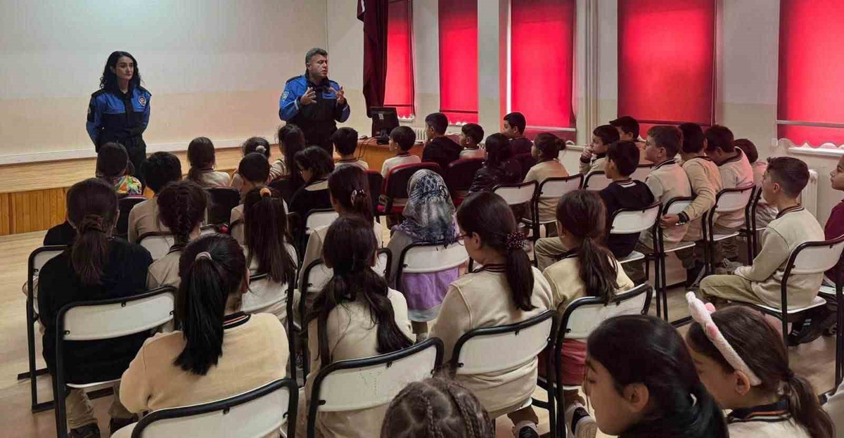 Erzincan'da polis 218 ilkokul öğrencisine güvenlik eğitimi verdi