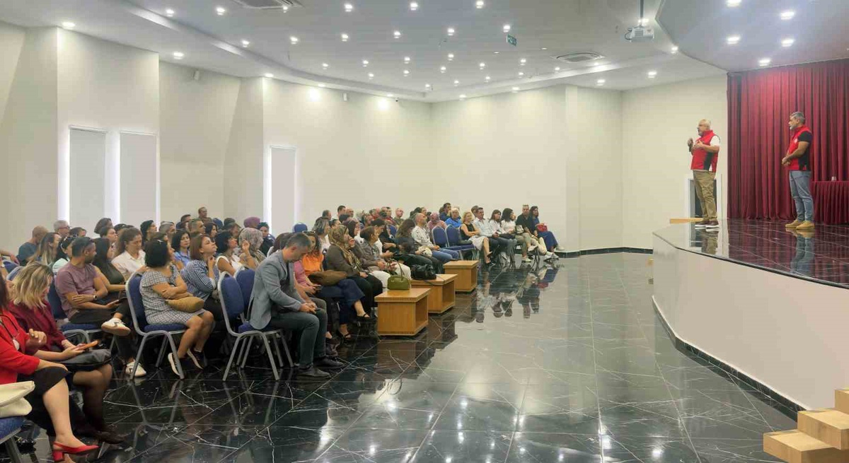 Muğla İl Emniyet Müdürlüğü 910 öğretmene terörle mücadele konferansı düzenledi