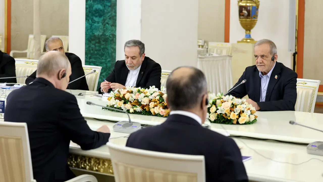 Putin ve Pezeşkiyan Moskova'da bir araya geldi