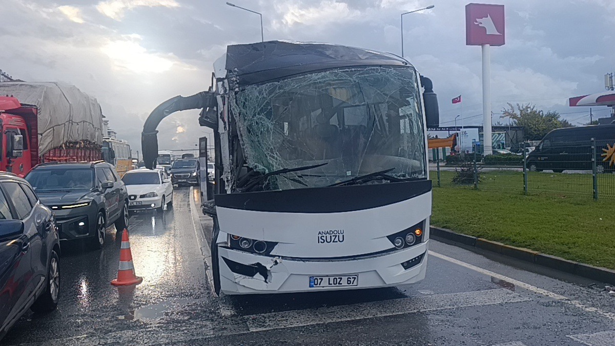 Manavgat'ta 3 aracın karıştığı kazada otel servisindeki 4 çalışan yaralandı