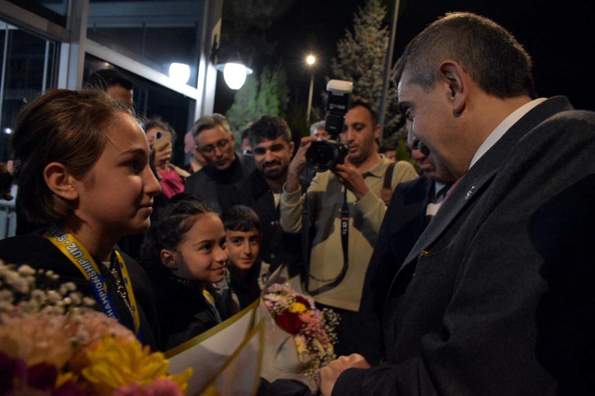 Bakan Tekin, Balkan Judo Şampiyonası'nda altın kazanan Erzurumlu iki sporcuyu karşıladı