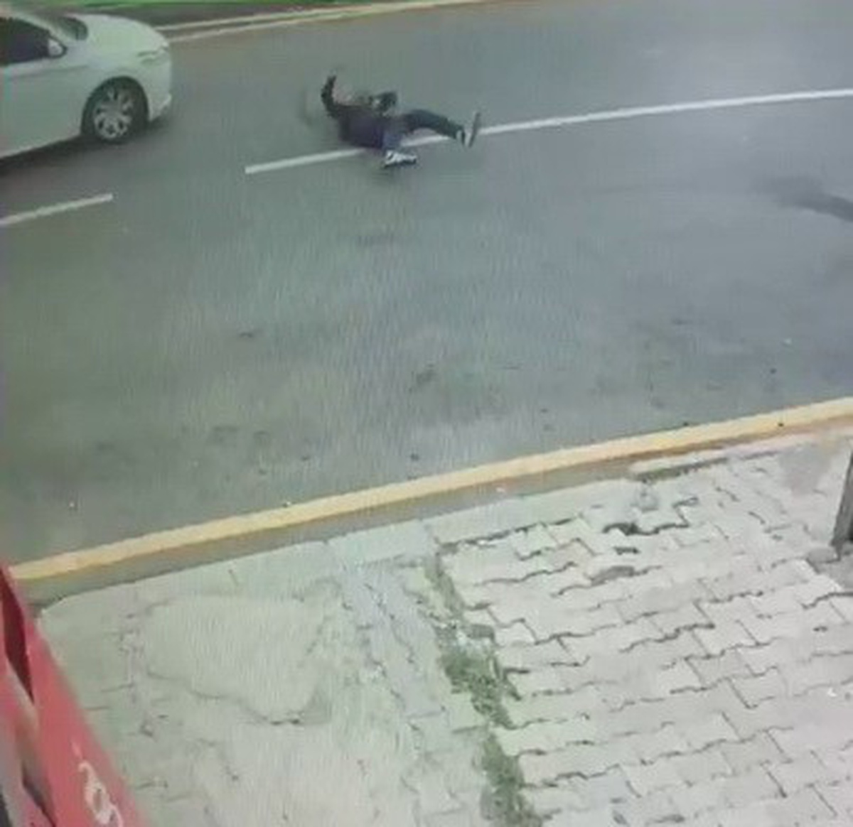 Adıyaman Kahta'da 13 yaşındaki öğrenciye otomobil çarptı, öğrenci yaralandı