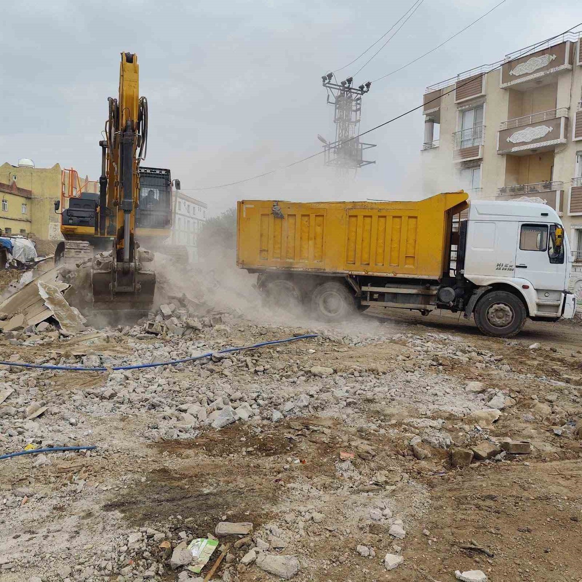 Şırnak Silopi'de metruk binalar Kavaközü ve Özgen köylerinde yıkılıyor