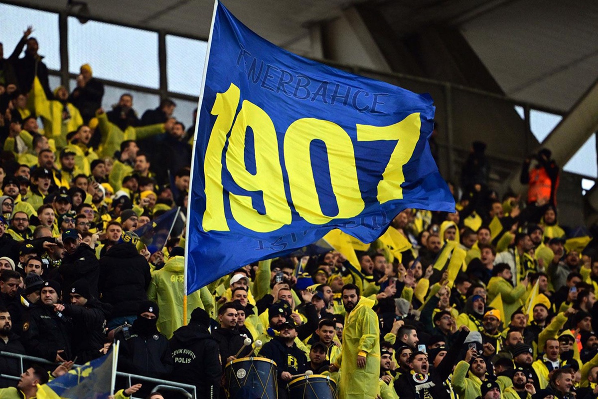 Fenerbahçe taraftarı o hocayı istemiyor! İlk görüşme haberi sonrası tepkiler çığ gibi