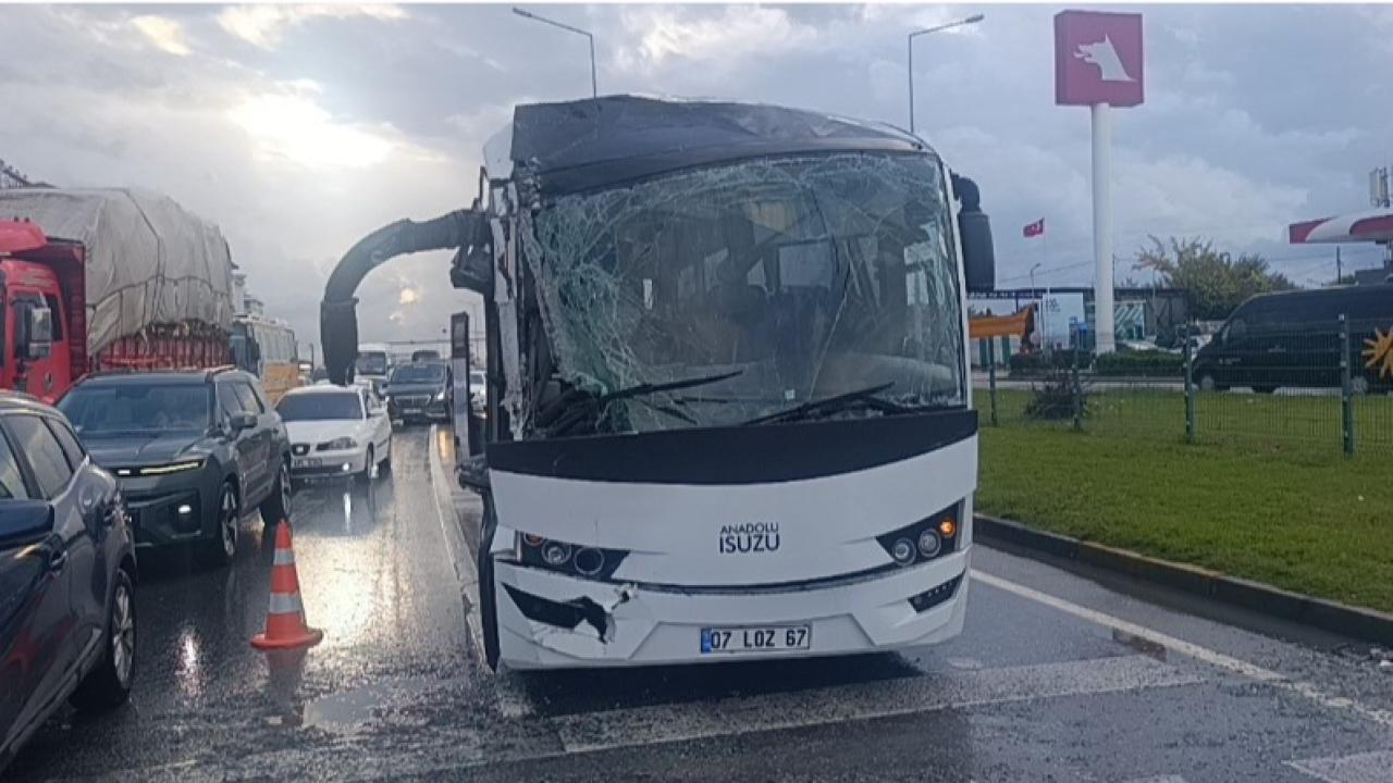 Otel Personel Servisi Zincirleme Kazaya Karıştı: 4 Otel Personeli Yaralandı