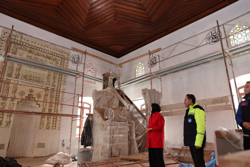 Tari̇hi̇ merkez cami̇ tadi̇lati devam edi̇yor