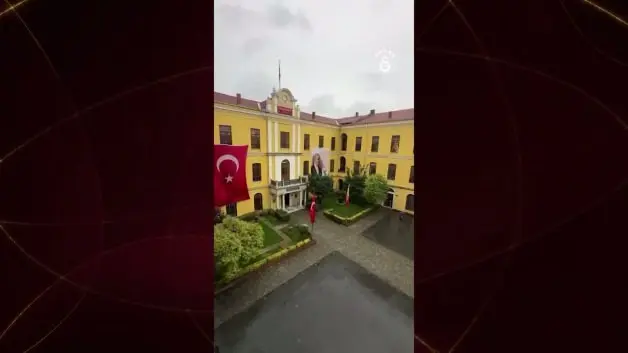 Galatasaray Lisesi'nde derbi galibiyeti sonrası çalan özel zil sesi çalındı