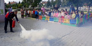 İtfaiye Personellerimizden Minik Öğrencilere Yangın ve Deprem Tatbikatı