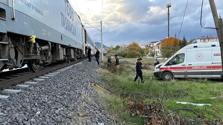 Kütahya'da feci kaza: Raylardan geçmeye çalışan yayaya tren çarptı