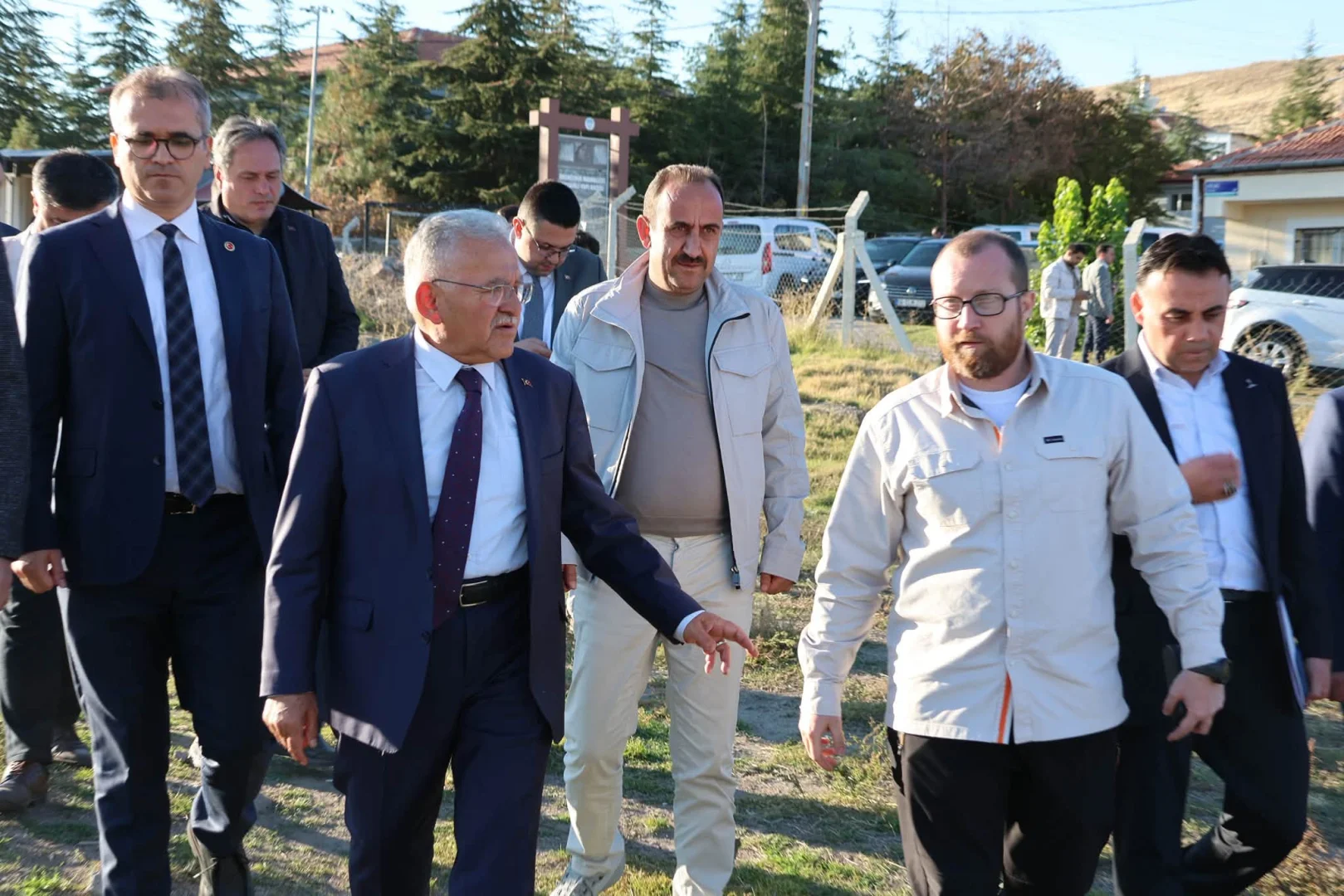 Örenşehir Mahallesinde yapılan mozaik kazı çalışmalarını yerinde inceleyerek, çalışmalar hakkında bilgiler aldı. - İncesu Belediyesi