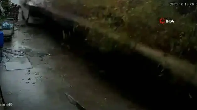 Zonguldak'ta istinat duvarının çöktüğü anlar kamerada
