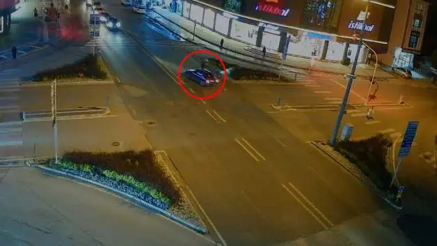 Düzce'de feci kaza kamerada: Otomobilin ön camından içeri girdi