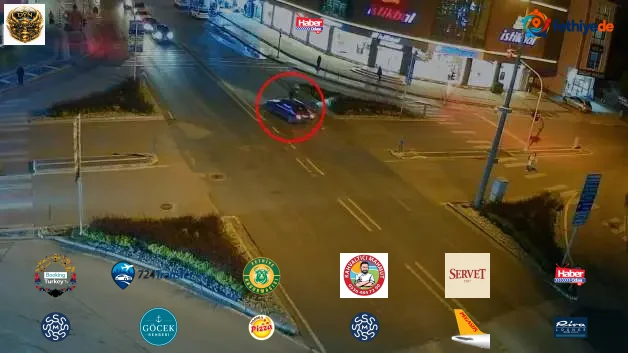 Düzce'de feci kaza kamerada: Otomobilin ön camından içeri girdi
