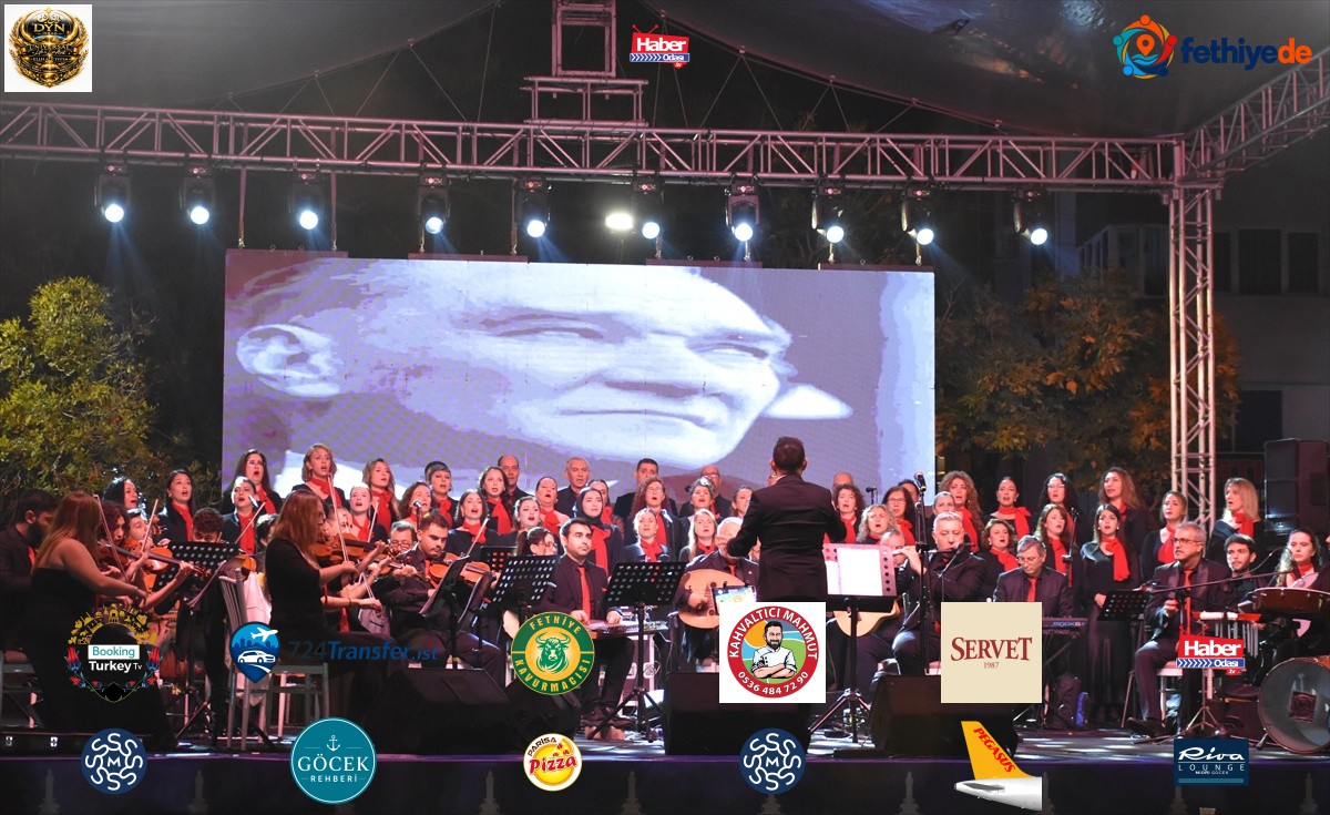 Uluslararası Buca Orkestrası ve Korosu, İzmir'de Cumhuriyet'in Sesi konserini verdi
